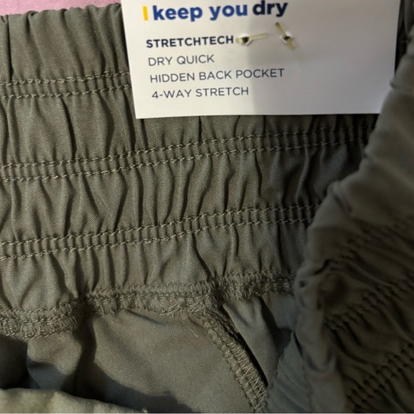 Old Navy Women's Cargo Shorts in Olive - Picture 4 of 4
